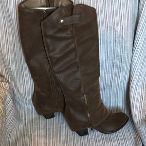 NWOT Beautiful women tall chunky heel brown boots